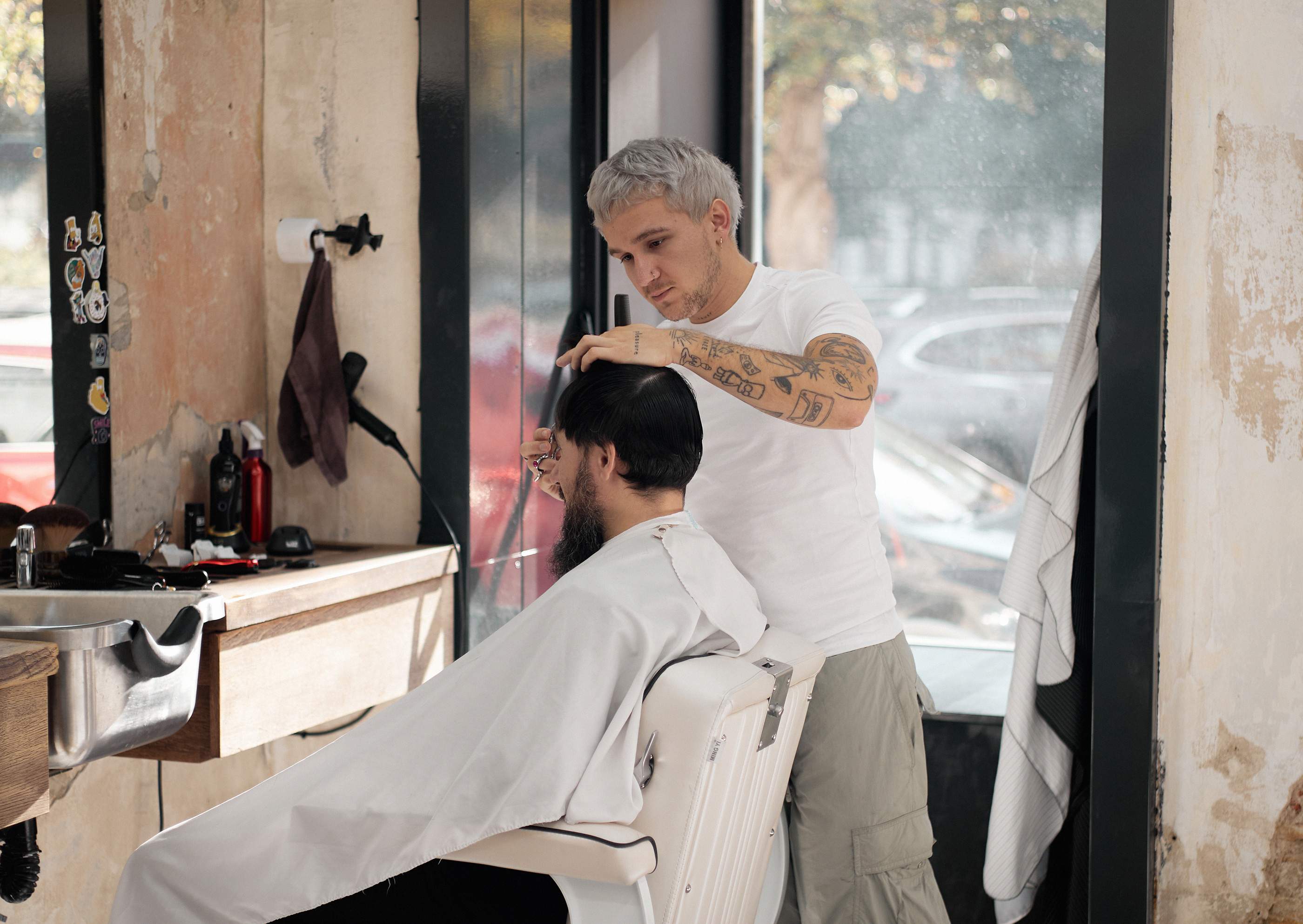 Barbero atendiendo a un cliente en BART Smíchov